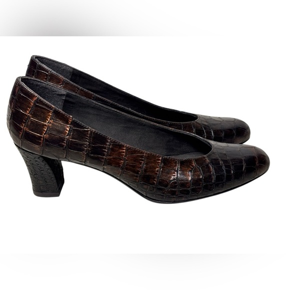 STUART WEITZMAN Women's Dark Brown Croc Leather Tilting Pump Size 7.5 - Picture 1 of 13